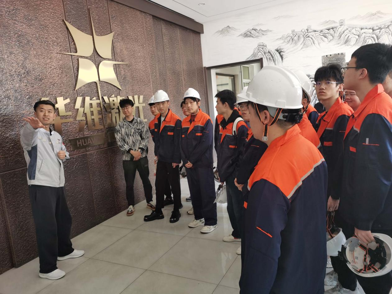 Lehrer und Studenten der Technik der Shenyang University für Technik besuchten Huawei Laser Equipment Manufacturing Co., Ltd.