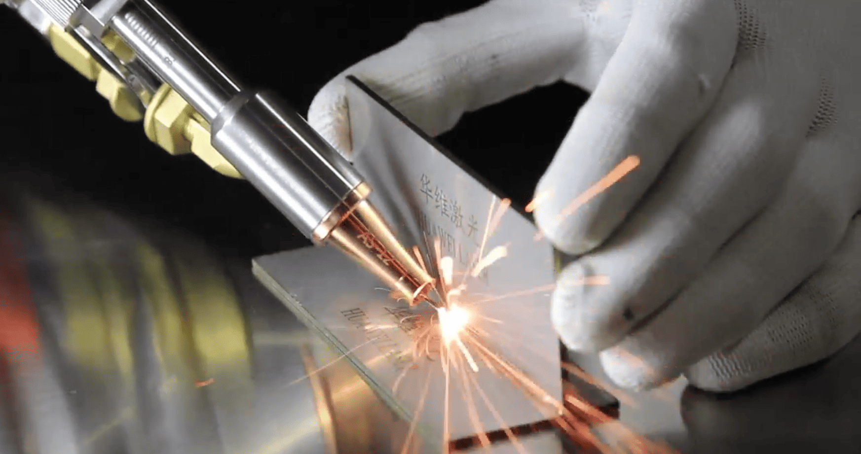 Wie wirkt sich die Auswirkung der 4-in-1-Handheld-Laserschweißmaschine auf die Reinigung von Schweißnähten?